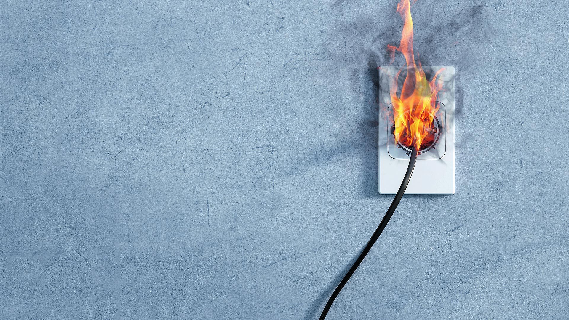 Strom-Steckdose mit Stecker, der gefährlich in Flammen steht