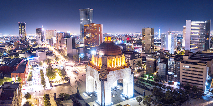 die erleuchtete skyline von mexiko-stadt bei nacht