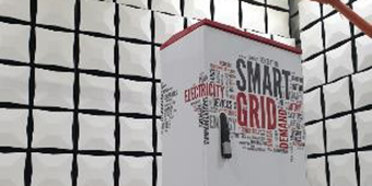 Städtischer Kabelverteilerschrank mit der Aufschrift 'Smart Grid'
