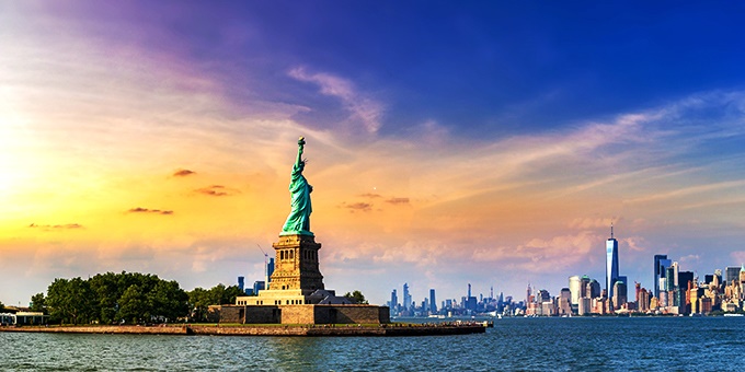 Panorama der Freiheitsstatue vor der Stadtkulisse Manhattans