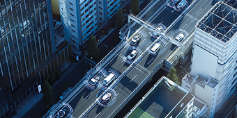 Fahrzeuge mit Radar-Sensoren für adaptive Geschwindigkeitsregelung auf Großstadt-Straßen