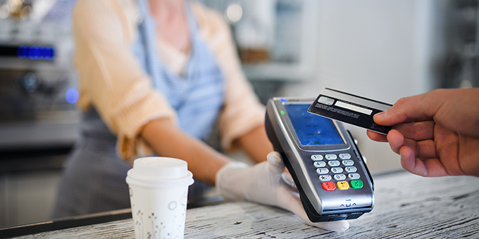 Mobiles Payment Terminal im Ladenlokal während des Bezahlprozessees eines Kunden