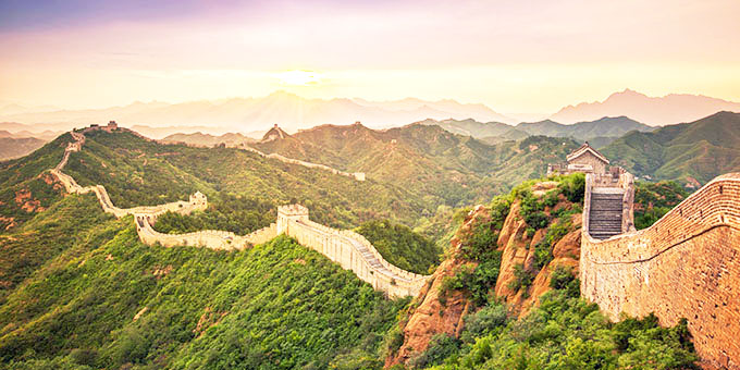 Weit reichender Blick auf grüne Hügelkette mit der chinesischen Mauer